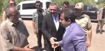 Vali Güzeloğlu, PKK'nın Katlettiği Köylülerin Yakınlarıya Bayramlaştı