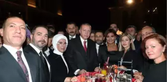 Cumhurbaşkanı Erdoğan, Resepsiyonda Demirören Medya Grubu Temsilcileriyle Bir Araya Geldi