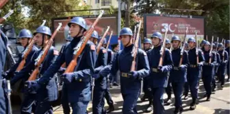 Diyarbakır'da Askerler 'Şehitler Ölmez, Vatan Bölünmez' Sloganıyla Yürüdü