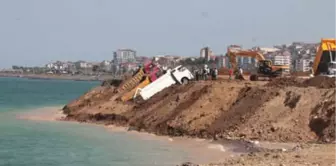 Trabzon'da Deniz Dolgusu Çöktü; 3 Kamyon Kıyıda Asılı Kaldı (2)