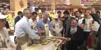 Ünlü Gurme Mehmet Yaşin Carrefoursa'da Aşure Dağıttı