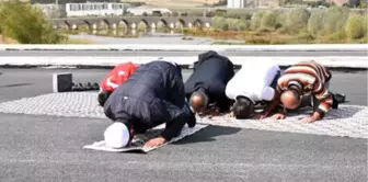 Mahalleye Yapılan Yeni Köprüde Şükür Namazı Kılıp, Kurban Kestiler