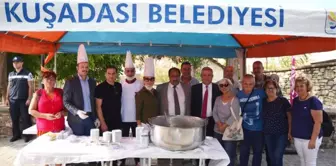 Kuşadası Belediyesi Camiatik'te Aşure Dağıttı