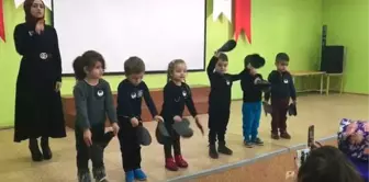 Minikler Atatürk'ü İşaret Dile Eşliğindeki Gösteri ile Andı