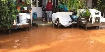 Demre'de Şiddetli Yağış Seralarda Zarara Yol Açtı