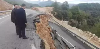 Kumluca'da, Yağış Sonrası Yolda Heyelan