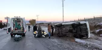 Buzlu Yolda Devrilen Minibüs Yayaya Çarptı