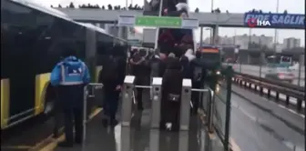 Metrobüsün Çarptığı Vatandaş Hayatını Kaybetti