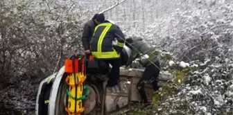 Otomobil, Karlı Yolda Şarampole Yuvarlandı: 3 Yaralı