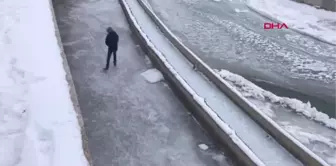 Bayburt Buz Tutan Çoruh Nehri'nde Paten Yaptılar