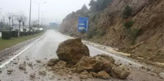 Adana'da Evleri Su Bastı, Araçlar Yolda Kaldı (3)