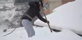 Bellerine Halat Bağlayıp, Çatıları Kardan Temizliyorlar