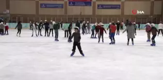 İbb'den Öğrencilere Karne Hediyesi Buzda Paten Keyfi