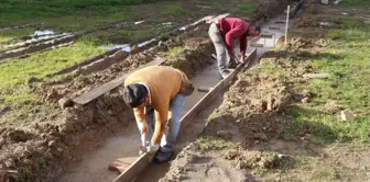 Burhaniye Belediyesi Halı Sahaların Yapımına Başladı