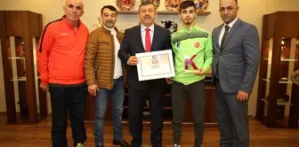 Dünya Şampiyonu Sporcudan Başkan Karabacak'a Ziyaret