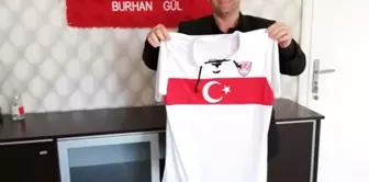 Hokey Federasyonu'ndan Burhan Gül'e Milli Takım Forması