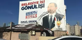 AK Parti Ataşehir Adayı İsmail Erdem'in Afişlerine Boyalı Saldırı