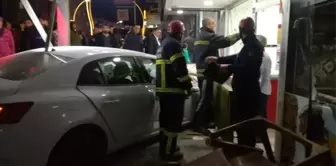 Darıca'da Çarpışan İki Otomobilden Biri Dükkana Girdi: 2 Yaralı