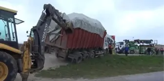 Silivri'de Hurda Yüklü Kamyon Devrilmekten Son Anda Kurtarıldı