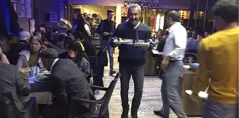 Başkanlığı Kazanan Fatih Mehmet Maçoğlu, Arkadaşlarına Yemek Servisi Yaptı