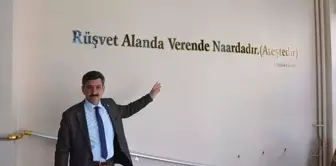 Belediye Girişine 'Rüşvet Alan da Veren de Ateştedir' Yazdırdı