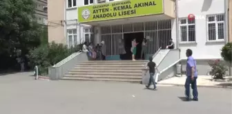 Çocuklar sınava girdi, veliler dua okudu