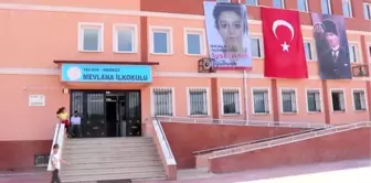 Kazada ölen Aysel öğretmenin sınıfında buruk karne töreni