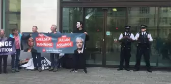 Mahkeme önünde Assange için protesto