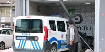 Ekip otosu iş yerine daldı, çalışanlar ölümden döndü