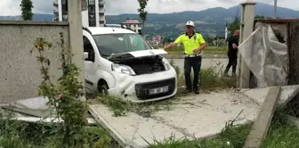 Kediye çarpmak istemeyen kadın sürücü bahçe duvarına çarptı