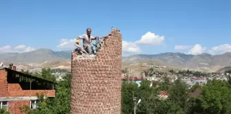 Metrelerce yükseklikte tehlike! Ölümle burun buruna çalışıyor