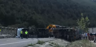 Devrilen tır yolu kapattı, araçlar uzun kuyruklar oluştu