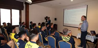 Fenerbahçeli futbolcular hakem seminerine katıldı