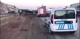 Gaziantep'te tır devrildi: 3 ölü