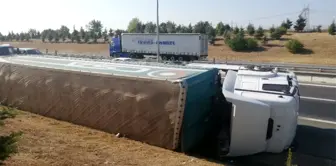 Selimpaşa TEM'de tır devrildi, yoğun trafik oluştu