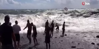 Karadeniz'in azgın sularına kapılan bir adamı 20 kişi zor kurtardı