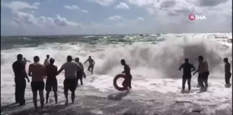 Karadeniz'in azgın sularına kapılan bir adamı 20 kişi zor kurtardı