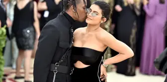 Rapçi Travis Scott, sevgilisi Kylie Jenner'a 2,8 milyon TL değerinde kolye hediye etti