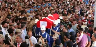 Şehit Uzman Çavuş'u, Adıyaman'da binlerce kişi uğurladı