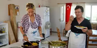 Şarkıcı Zeynep Casalini Mudanyalı kadınlarla yemek yaptı