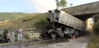 Köprüden alt geçide devrilen tırın sürücüsü ağır yaralandı