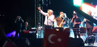 Volkan Konak, türküleriyle 20 bin İzmitliye Zafer Bayramı coşkusunu yaşattı