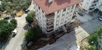 İzmir'de istinat duvarı yıkılan apartman boşaltıldı, ekipler inceleme başlattı