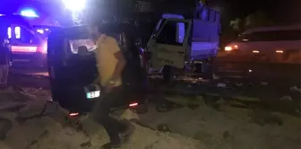 Gaziantep'te iki araç kafa kafaya çarpıştı: 2 yaralı