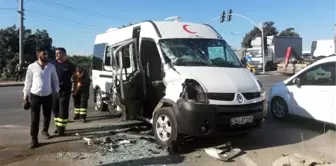 Servis otobüsü, kırmızı ışıkta geçen minibüse çarptı: 6 yaralı