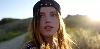 Bella Thorne, kız arkadaşıyla birlikte yatakta üstsüz poz verdi