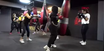 İzmir kadınlar kick boks öğrenerek öz savunmaya hazırlanıyor