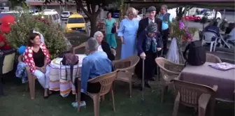 Muğla 60 yıllık evli çifte, kızlarından sürpriz temsili nikah