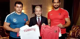 Taha Akgül ve Rıza Kayaalp'in yer aldığı güreşçiler Mehmetçik olacak