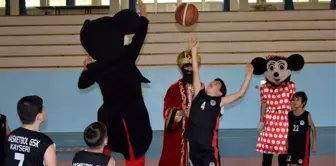 Minik basketbolcular, çizgi film karakterleri ile maç yaptı